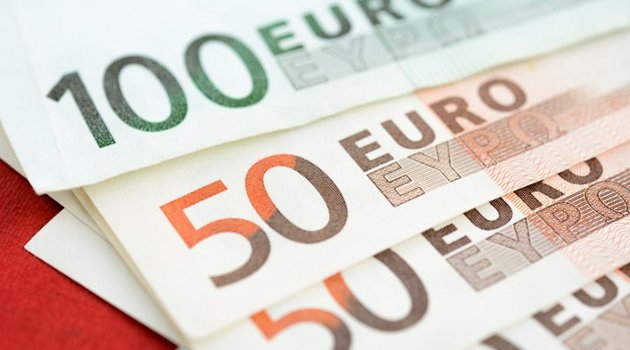 Dekorativna slika: šop bankovcev po 100 in 50 evrov.