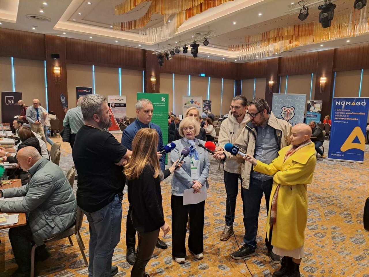Dogodek Življenje in delo v Sloveniji, Skopje, 2. decembra 2024, Anka Rode, vodja področja zaposlovanja tujcev na Zavodu RS za zaposlovanje, med izjavo za medije.