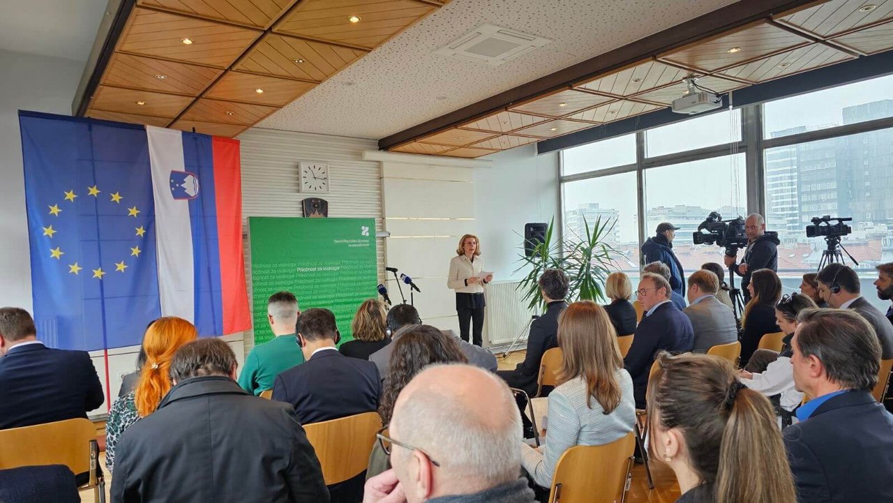 Udeleženci na otvoritvi prostorov Infotočke za tujce, ki pod okriljem zavoda za zaposlovanje deluje na Dalmatinovi ulici v Ljubljani. Otvoritev je potekala 21. januarja 2025.