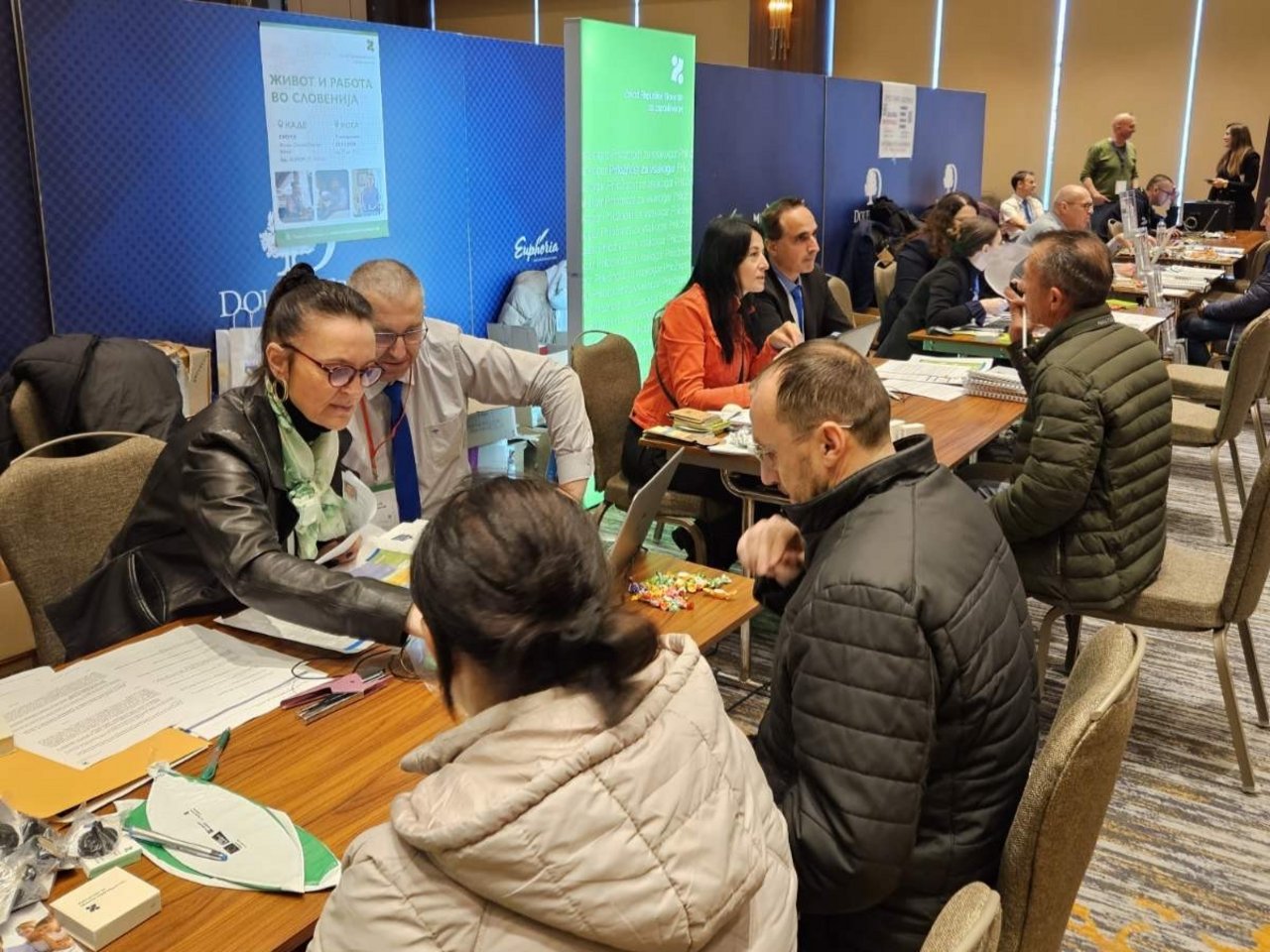 Dogodek Življenje in delo v Sloveniji, Skopje, 2. decembra 2024, svetovalci Zavoda RS za zaposlovanje v pogovoru z iskalci zaposlitve, ki so obiskali dogodek.