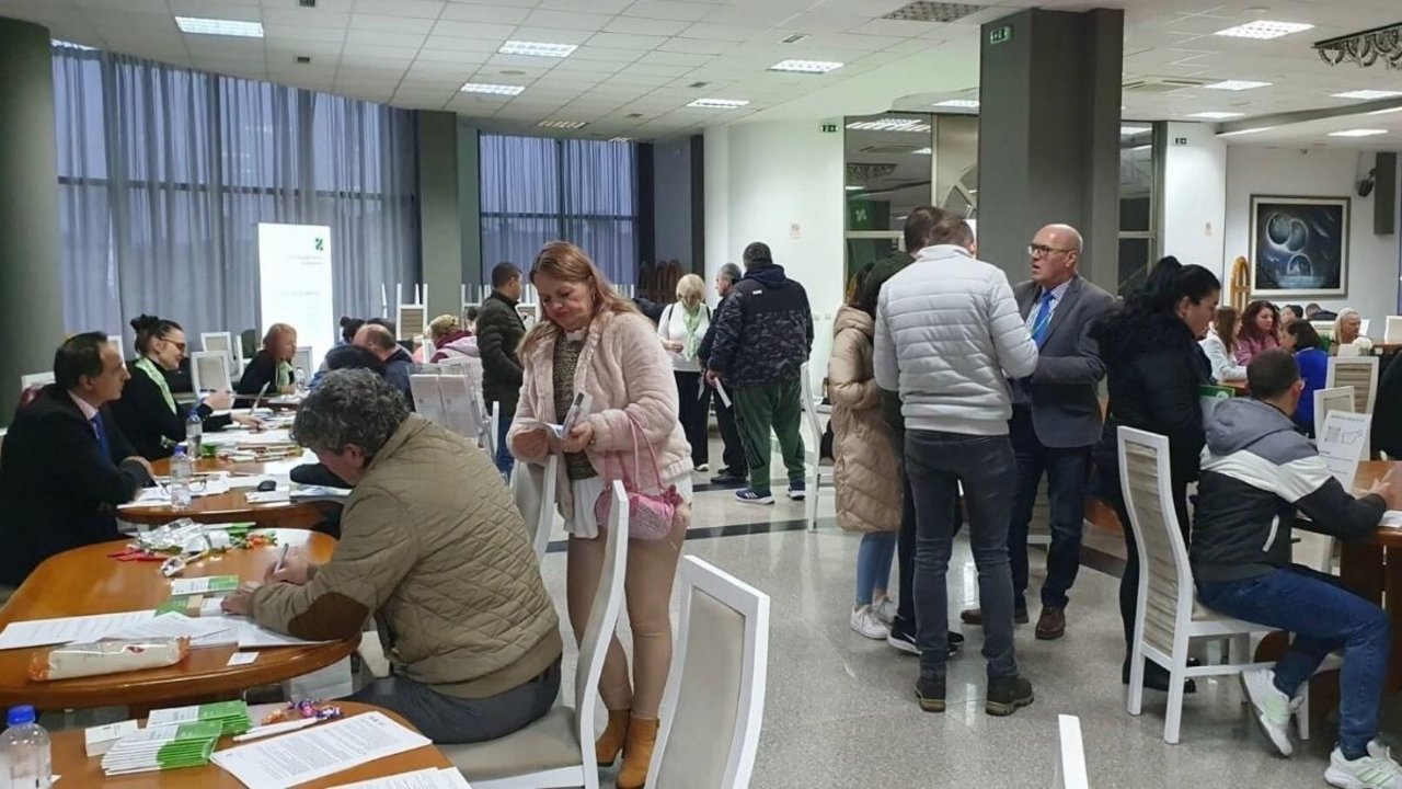 Predstavniki delodajalcev in svetovalci Zavoda v pogovoru z obiskovalci dogodka Življenje in delo v Sloveniji, Prilep, 4. decembra 2024, Severna Makedonija.