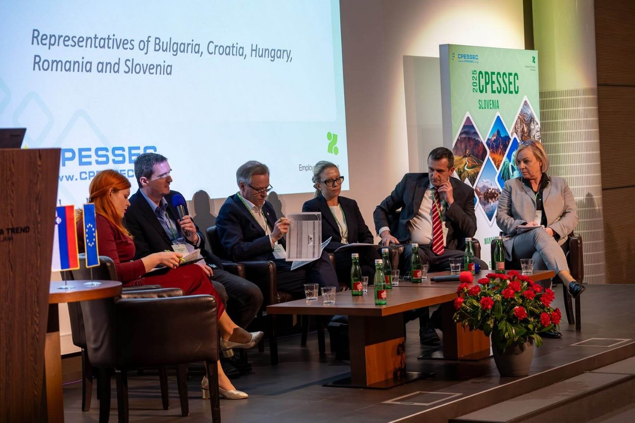 Okrogla miza predstavnikov javnih zavodov za zaposlovanje južne in srednje Evrope v okviru mreže CPESSEC, na konferenci v Ljubljani, 27. in 28. marca 2025, s predsedovanjem slovenskega zavoda za zaposlovanje.