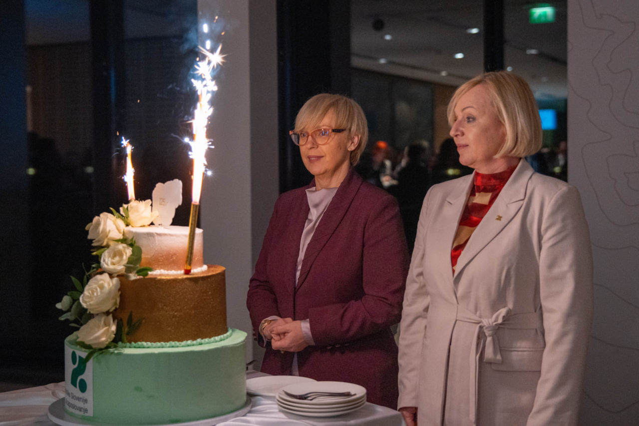 dr. Nataša Pirc Musar in Greta Metka Barbo Škerbinc med rezanjem torte na slovesnosti ob 125-letnici javne službe za zaposlovanje