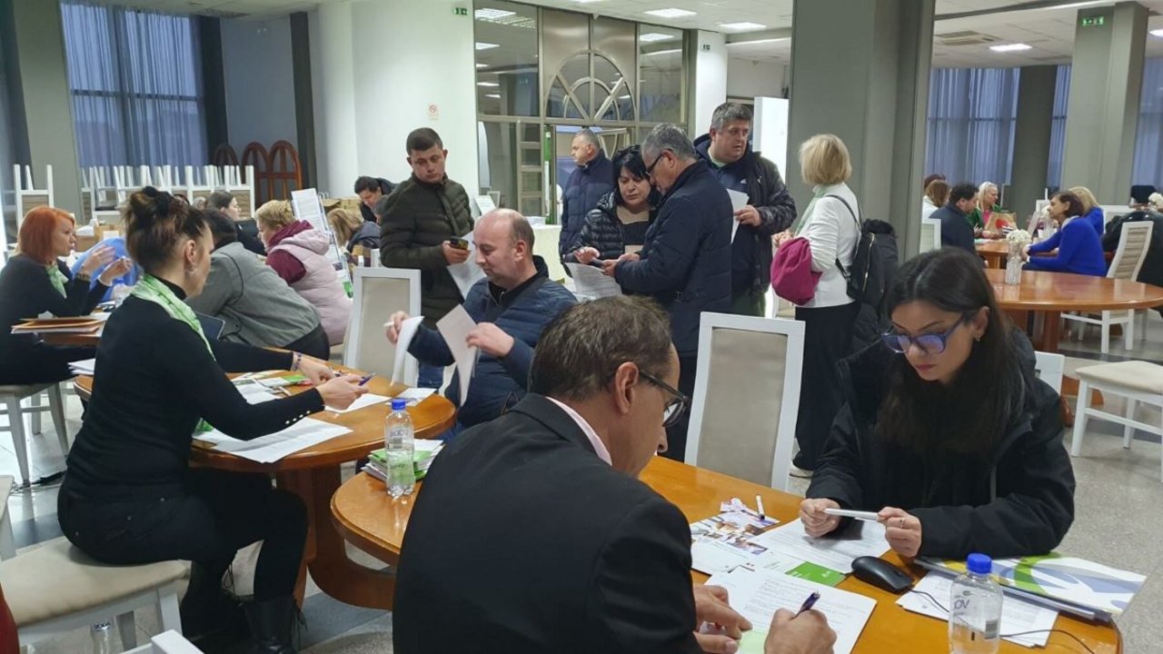 Predstavniki delodajalcev in svetovalci Zavoda v pogovoru z obiskovalci dogodka Življenje in delo v Sloveniji, Prilep, 4. decembra 2024, Severna Makedonija.