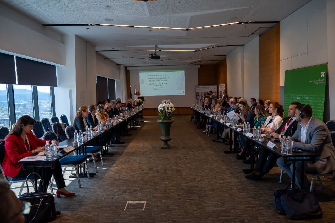 Udeleženci mednarodne konference o delovnih migracijah in zaščiti delavcev, Ljubljana, 19. aprila 2023.
