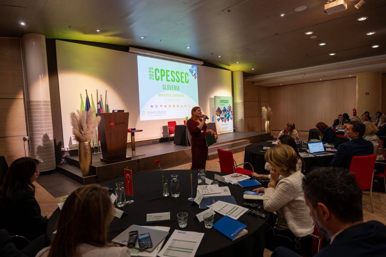 Sodelavka Zavoda Živa Štiglic, med moderiranjem konference predstavnikov javnih zavodov za zaposlovanje južne in srednje Evrope v okviru mreže CPESSEC, Ljubljana, 27. in 28. marca 2025, s predsedovanjem slovenskega zavoda za zaposlovanje.