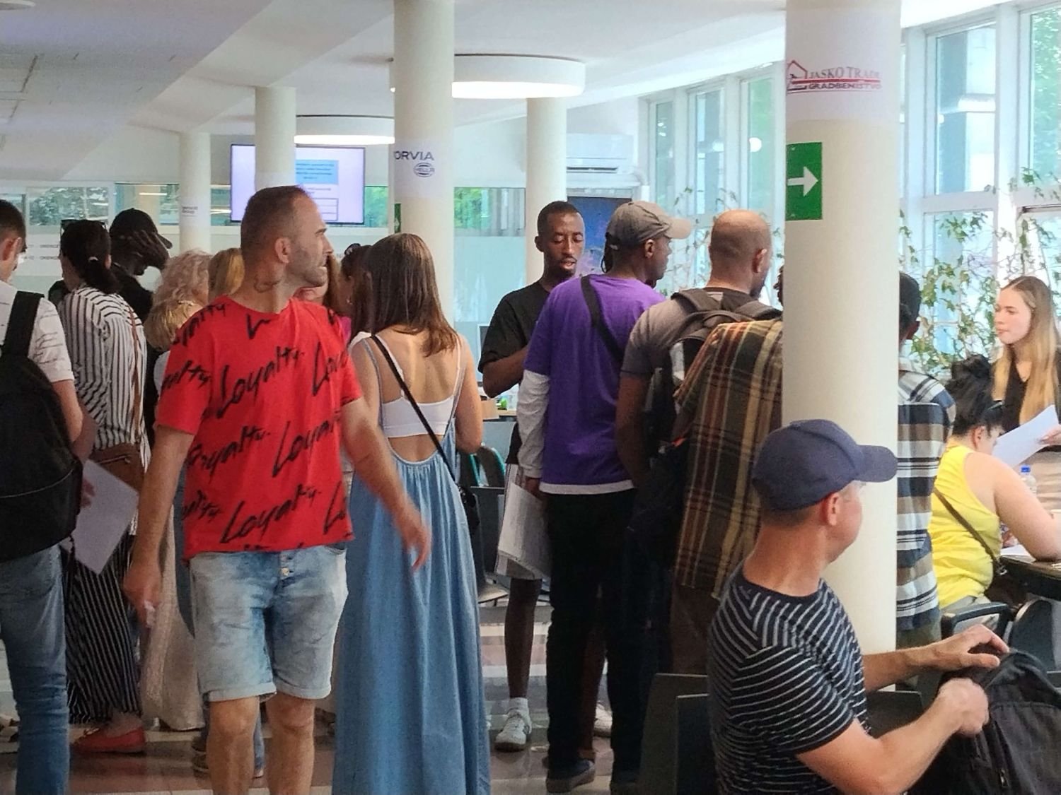 Udeleženci zaposlitvenega dogodka Karierne priložnosti za vse na Območni službi Ljubljana Zavoda RS za zaposlovanje, Parmova ulica 32, Ljubljana, 18. junija 2026