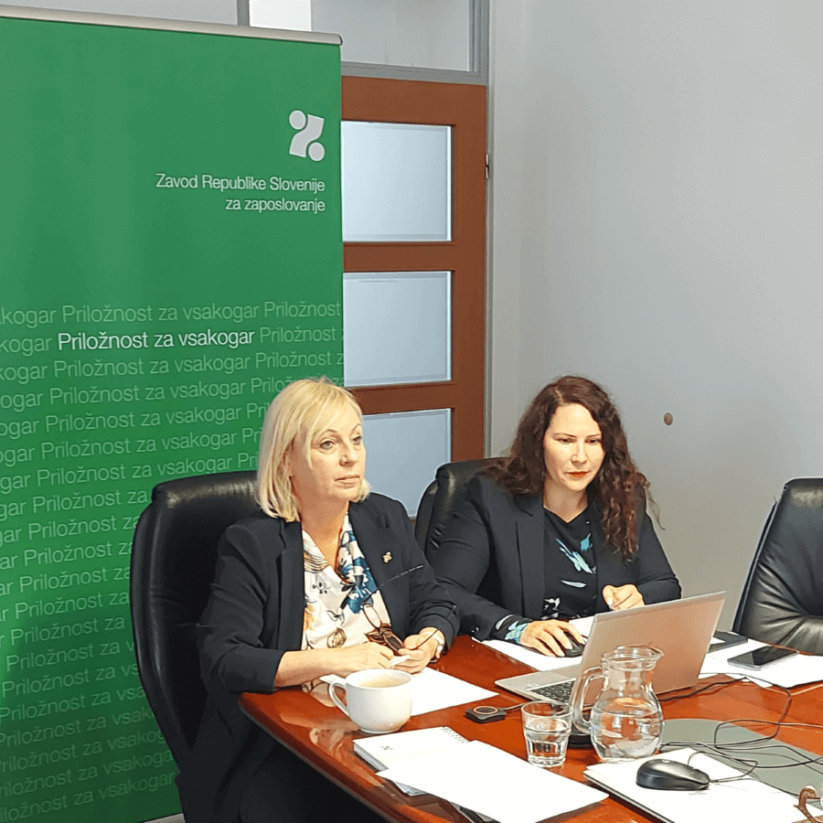 Generalna direktorica slovenskega zavoda za zaposlovanje Greta Metka Barbo Škerbinc in sodelavka mednarodnega sodelovanja Nina Marin na virtualnem srečanju javnih zavodov za zaposlovanje v okviru Procesa Brdo - Brioni, septembra 2025.