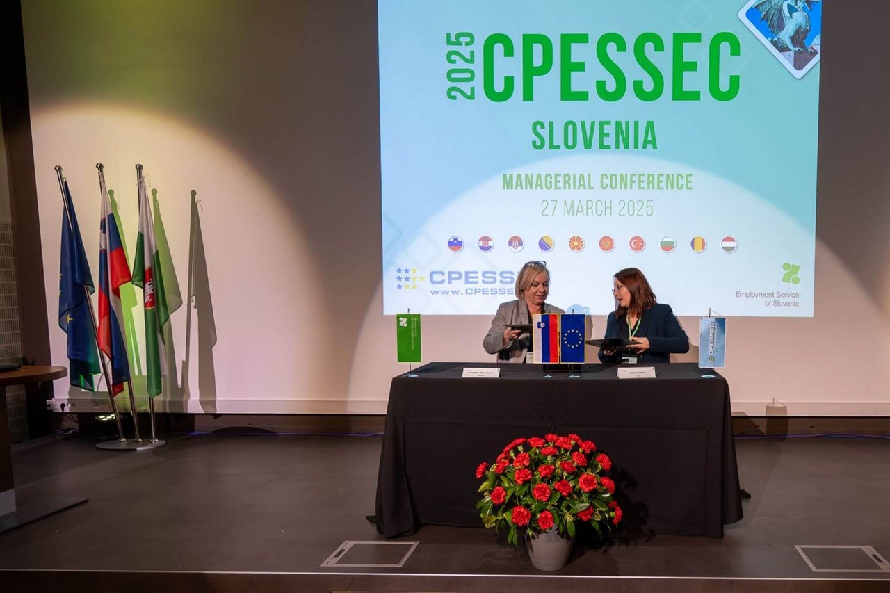 Podpis dogovora o sodelovanju: Greta Metka Barbo Škerbinc, generalna direktorica ZRSZ, in Adriana Aralica, vodja Urada Mednarodne organizacije za migracije v Sloveniji, na konferenci predstavnikov javnih zavodov za zaposlovanje južne in srednje Evrope v okviru mreže CPESSEC, v Ljubljani, 27. in 28. marca 2025, s predsedovanjem slovenskega zavoda za zaposlovanje.