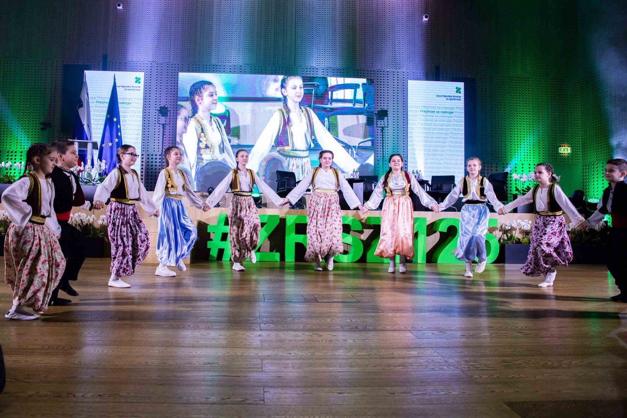 nastop otroške folklorne skupine na slovesnosti ob 125-letnici javne službe za zaposlovanje