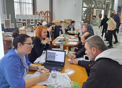 Predstavniki delodajalcev in svetovalci Zavoda v pogovoru z obiskovalci dogodka Življenje in delo v Sloveniji, Prilep, 4. decembra 2024, Severna Makedonija.