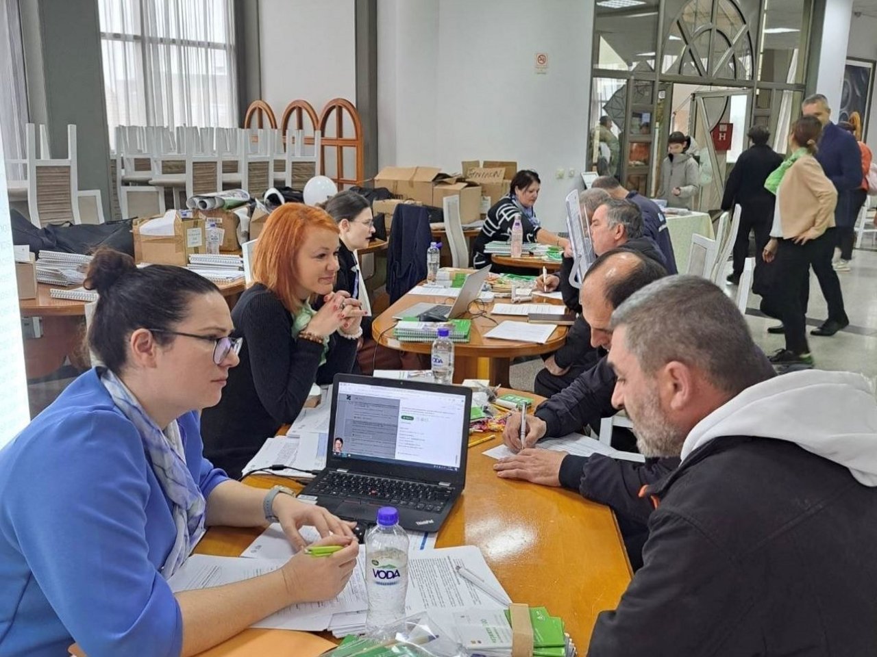 Predstavniki delodajalcev in svetovalci Zavoda v pogovoru z obiskovalci dogodka Življenje in delo v Sloveniji, Prilep, 4. decembra 2024, Severna Makedonija.