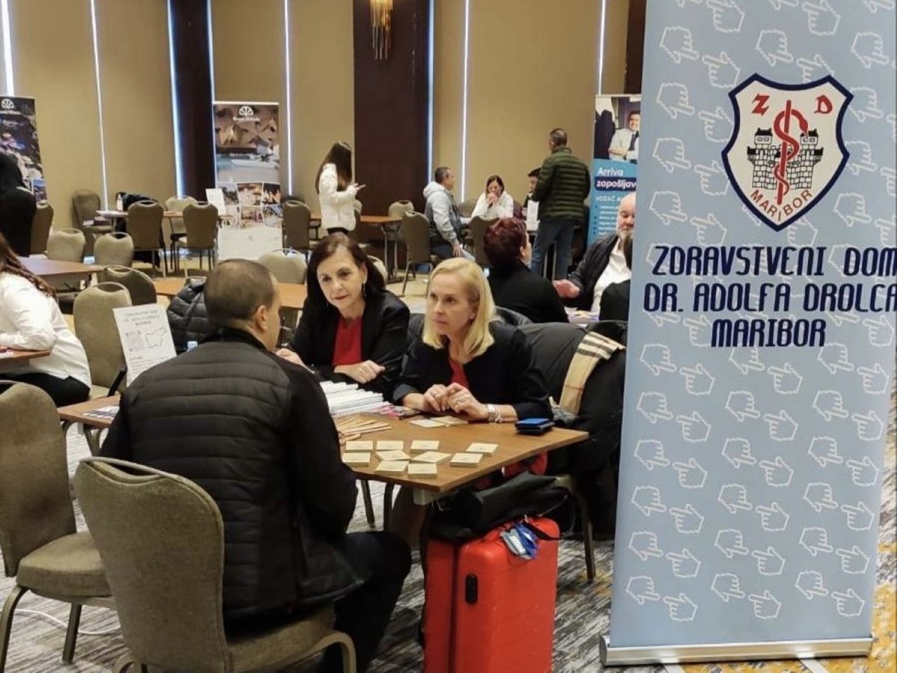 Dogodek Življenje in delo v Sloveniji, Skopje, 2. decembra 2024, predstavnici Zdravstvenega doma dr. Adolfa Drolca Maribor v pogovoru z enim od kandidatov