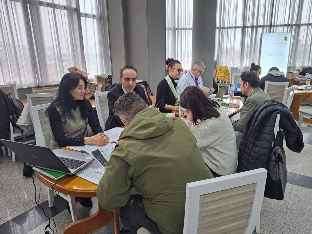 Predstavniki delodajalcev in svetovalci Zavoda v pogovoru z obiskovalci dogodka Življenje in delo v Sloveniji, Prilep, 4. decembra 2024, Severna Makedonija.