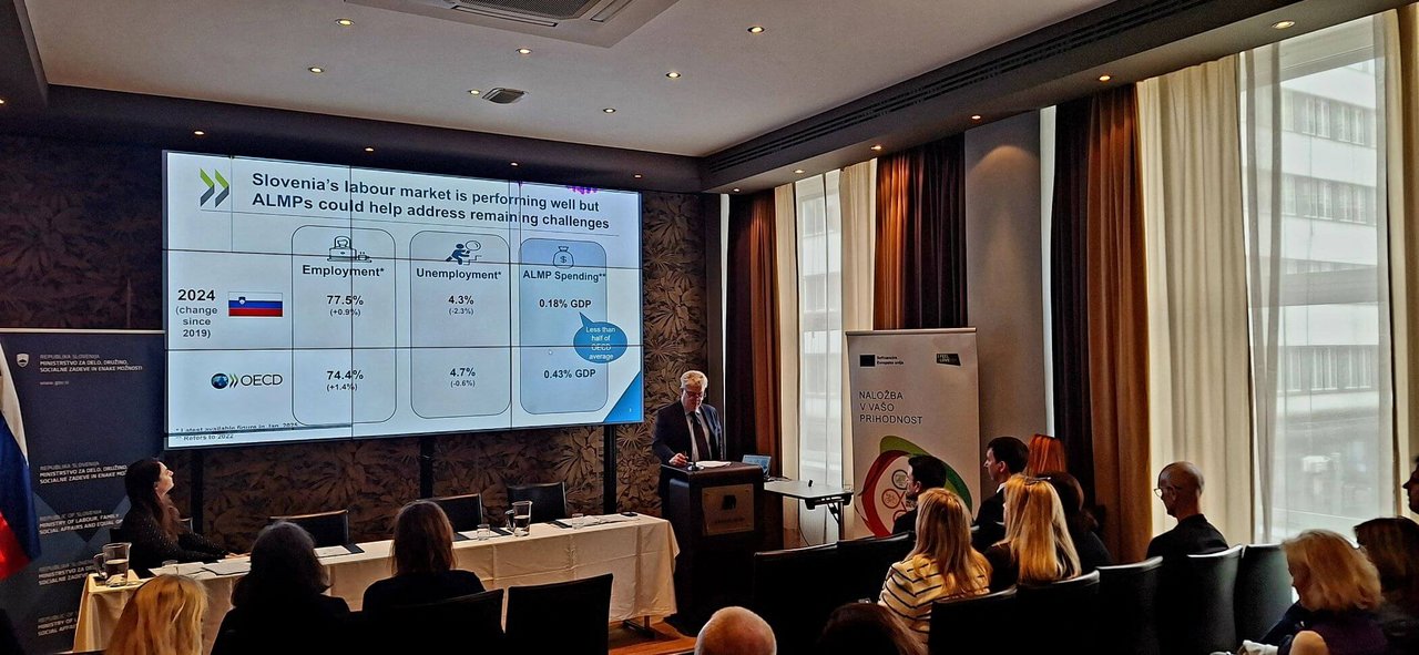 Predstavitev rezultatov analize učinkov programov aktivne politike zaposlovanja. Predstavniki OECD, Evropske komisije, slovenskega ministrstva za delo in zavoda za zaposlovanje na konferenci Povezovanje ljudi z delovnimi mesti, Ljubljana, 13. marca 2025.