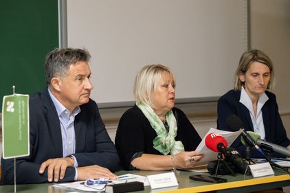 Novinarska konferenca ob pomurskem zaposlitveno-kariernem sejmu, 25. septembra 2025, Murska Sobota: Robert Grah, direktor Pomurske gospodarske zbornice, Stanislava Perčič, vodja Območne službe Mursa Sobota zavoda za zaposlovanje, in mag. Barbara Leder, direktorica Javnega štipendijskega razvojnega, invalidskega in preživninskega sklada