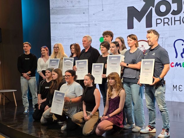Zaključni dogodek Mojstri prihodnosti 3. junija 2026 v Ljubljani: na odru skupina dijakov srednjih strokovnih šol in njihovih mentorjev s prejetimi priznanji za izdelane izvirne rešitve praktičnih izzivov.