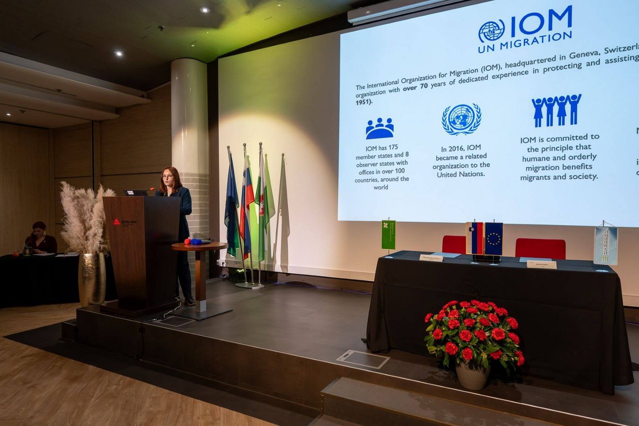 Adriana Aralica, vodja Urada Mednarodne organizacije za migracije (IOM) v Sloveniji, na konferenci predstavnikov javnih zavodov za zaposlovanje južne in srednje Evrope v okviru mreže CPESSEC, Ljubljana, 27. in 28. marca 2025, s predsedovanjem slovenskega zavoda za zaposlovanje.