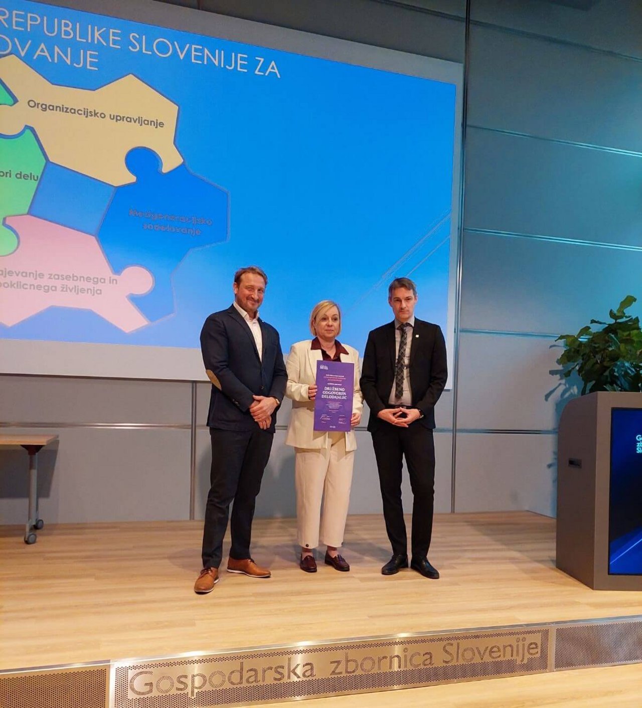 Podelitev naprednega certifikata Družbeno odgovoren delodajalec Zavodu RS za zaposlovanje v prostorih Gospodarske zbornice Slovenije 27. novembra 2024.
