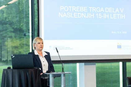 Greta Metka Barbo Škerbinc, v. d. generalne direktorice Zavoda RS za zaposlovanje, na zaključnem dogodku projekta PNK - Platforma za napovedovanje kompetenc