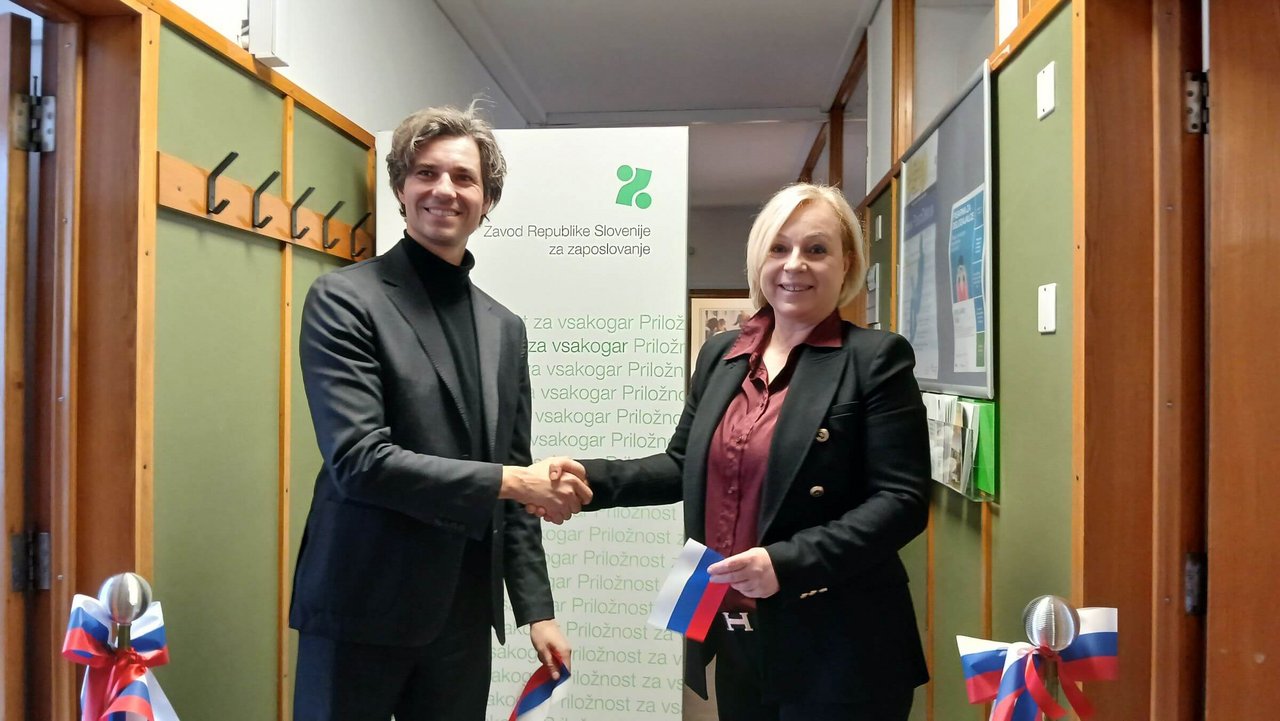 Odprtje prostorov Infotočke za tujce 21. januarja 2025 na Dalmatinovi ulici v Ljubljani pod okriljem Zavoda RS za zaposlovanje. Trak sta slavnostno prerezala minister za delo, družino, socialne zadeve in enake možnosti Luka Mesec in generalna direktorica Zavoda Greta Metka Barbo Škerbinc.