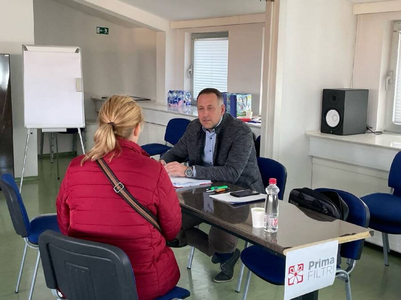 Zaposlitveni sejem, področje proizvodnje in čiščenja, zavod za zaposlovanje, Območna služba Ljubljana, 6. april 2023: Predstavnik podjetja Prima Filtri v pogovoru s kandidatko za zaposlitev