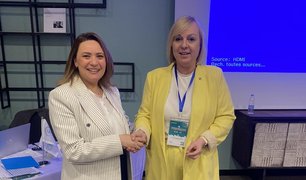 Greta Metka Barbo Škerbinc, generalna direktorica slovenskega zavoda za zaposlovanje (desno), ob prevzemu predsedovanja Svetovnemu združenju javnih zavodov za zaposlovanje WAPES, 6. maja 2025