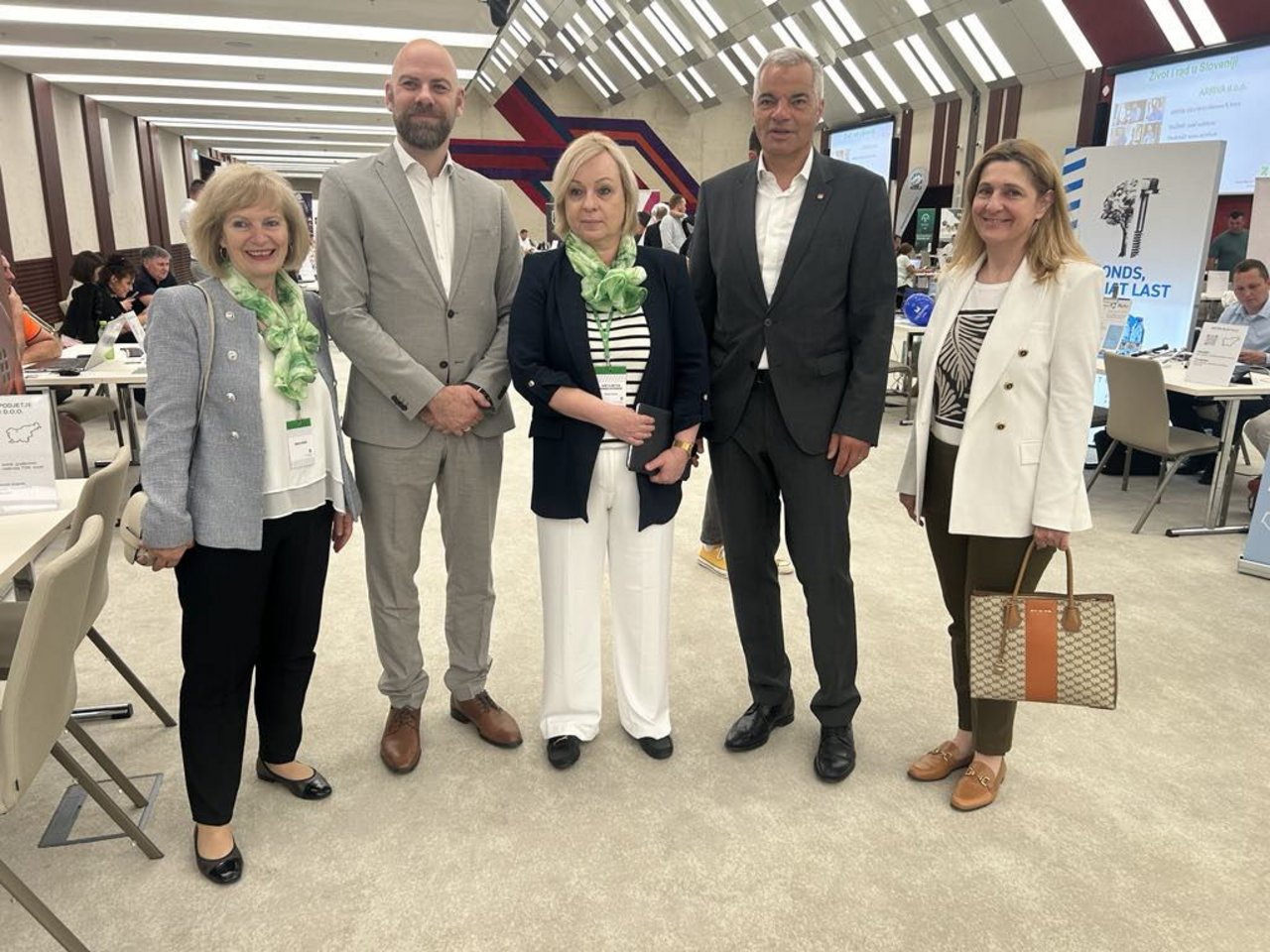 Zaposlitveni dogodek v Beogradu, 10. 6. 2024: generalna direktorica slovenskega zavoda za zaposlovanje, Greta Metka Barbo Škerbinc (v sredini), na njeni desni župan Maribora Saša Arsenovič, s sodelavci